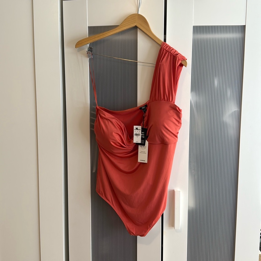 NWT Express one shoulder body contour